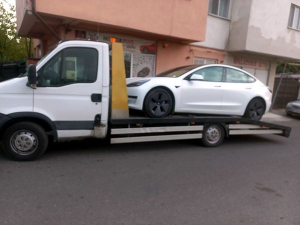 Tractări auto Slatina – transport Tesla Model 3 pe platformă