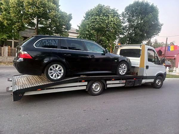 Tractări auto Slatina – transport BMW Seria 5 Touring pe platformă