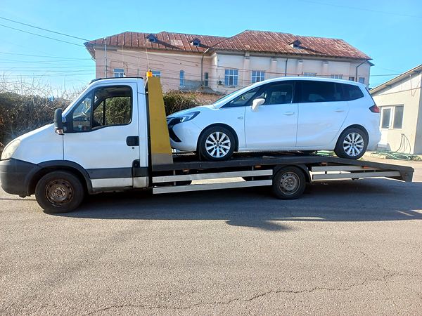 Tractări auto Slatina – transport Opel Zafira pe platformă