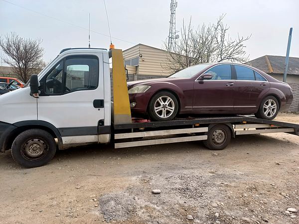 Tractări auto Slatina – transport Mercedes S-Class pe platformă